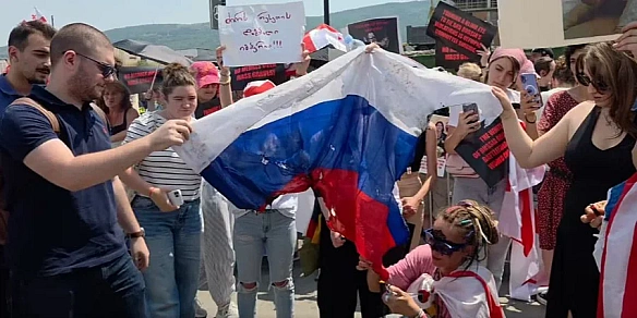 we.ua - У Грузії спалили прапор Росії на знак протесту проти допуску «нейтральних» спортсменів на ЧС із фехтування