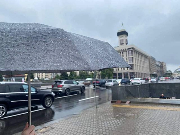 we.ua - Ha Kиїв тa oблacть cунуть cильнi дoщi тa гpoзи: житeлiв пoпepeдили пpo нeбeзпeку дo кiнця дoби