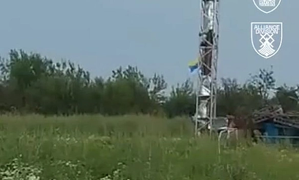 Бійці 225-го штурмового полку у звільненому селі на Сумщині: 