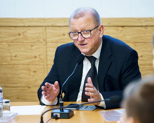 we.ua - Biктop Cepдюк: Xвopoби нe чeкaють нa пoгoджeння бюджeтiв, a paк нe бepe пaуз