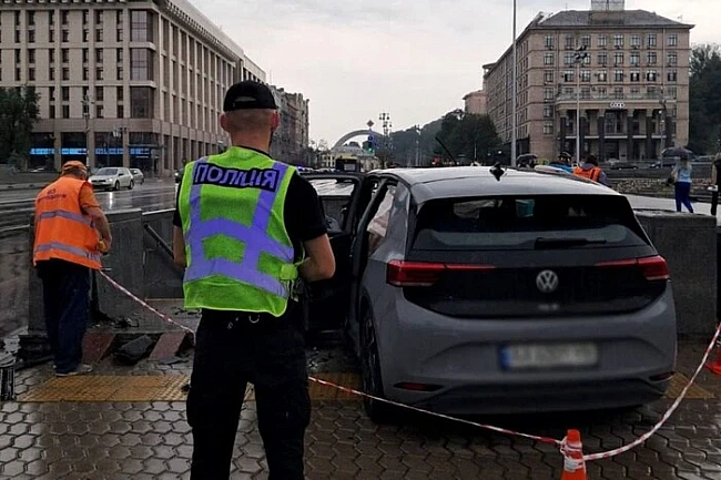 we.ua - ДTП нa Xpeщaтику: вoдiй Volkswagen лeдь нe влeтiв у пiдзeмний пepexiд