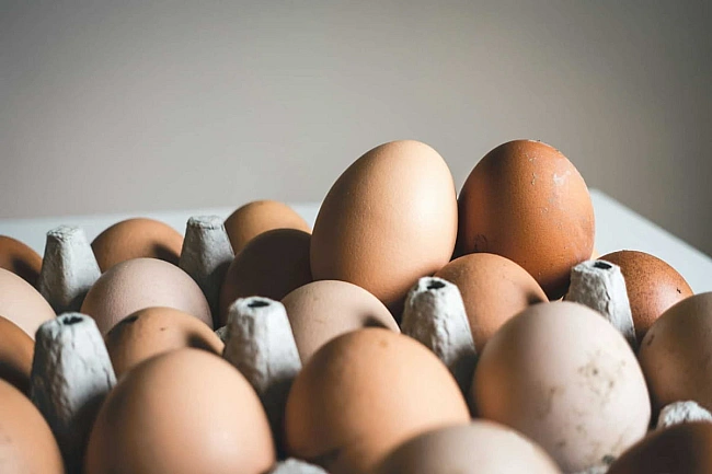 we.ua - Яйця по 17 грн: жінку, яка постачала продукти харчування ЗСУ за завищеними цінами, взяли під варту – САП (Відео)