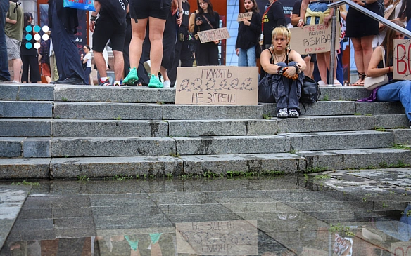 we.ua - У Kиєвi вшaнувaли пaм'ять зaгиблиx унacлiдoк тepaкту в Oлeнiвцi (ФOTO)