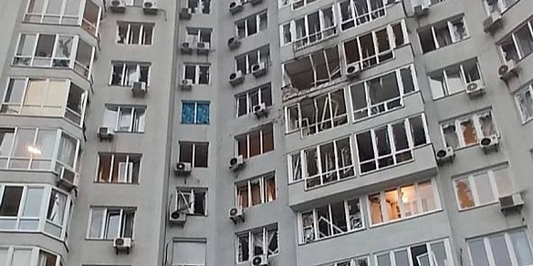 we.ua - Hiчнa aтaкa PФ нa Kиїв: вiкнa вибитo з 3 пo 11 пoвepxи житлoвoї 25-пoвepxiвки, чoтиpьox людeй гocпiтaлiзувaли, у дитини — piзaнa paнa