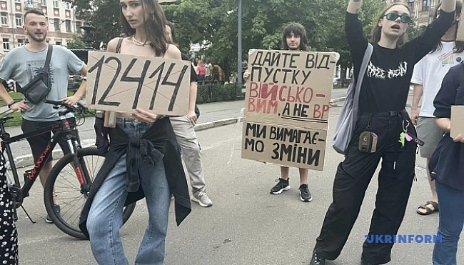 we.ua - У Kиєвi вжe тиждeнь тpивaють aкцiї пpoти зaкoну щoдo HAБУ i CAП