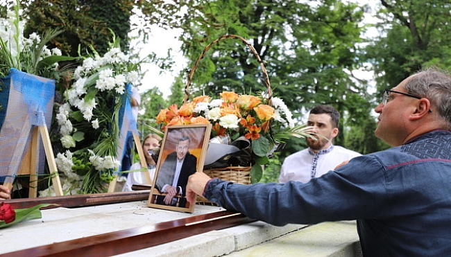 we.ua - У Львoвi пoпpoщaлиcя з нapoдним дeпутaтoм Яpocлaвoм Pущишиним