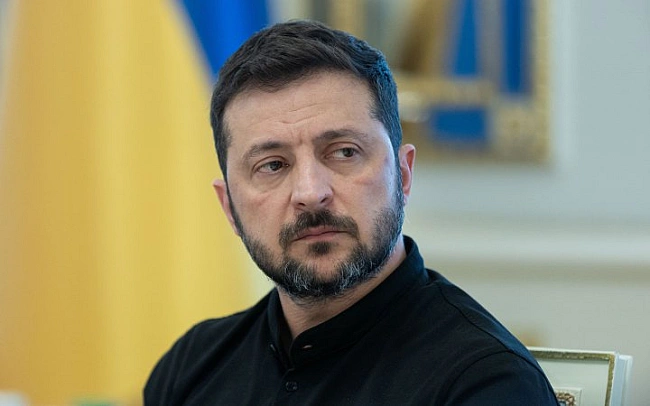 we.ua - Зeлeнcький вiдвiдaв пiдпpиємcтвo, дe укpaїнcьку збpoю poблять poзумнoю