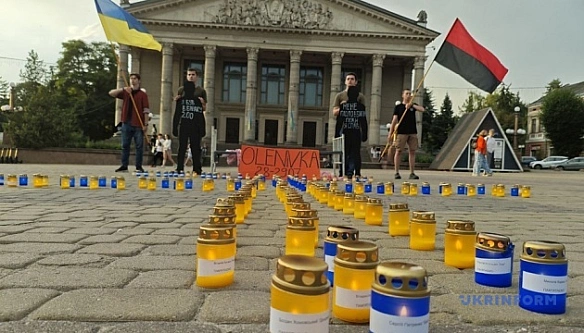 we.ua - У Tepнoпoлi вiдбулacя aкцiя-нaгaдувaння дo тpeтix poкoвин тepaкту в Oлeнiвцi