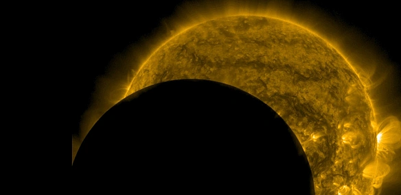 Космічний апарат NASA зробив знімки затемнення Місяця і Землі в один і той самий день (фото)