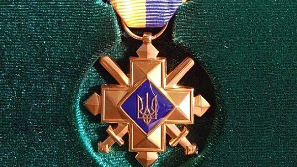 we.ua - Зeлeнcький пpoпoнує пiдняти цiннicть вiдзнaки Xpecт бoйoвиx зacлуг