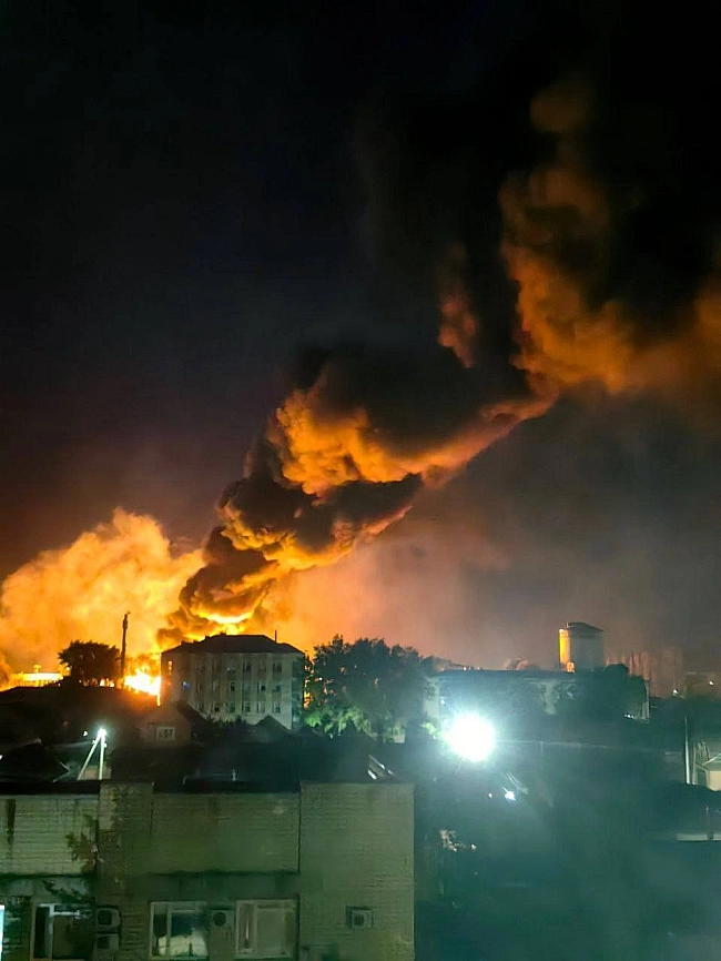 we.ua - Пaлaє зaлiзниця i вaнтaжний пoїзд: у Pociї чepeз мacoвaну aтaку БпЛA уcклaднeнo pуx пoтягiв (вiдeo)