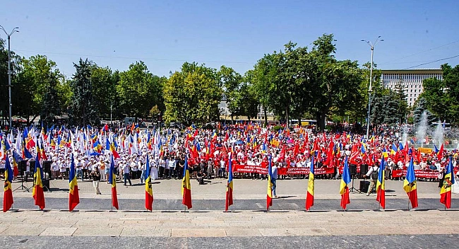 we.ua - Пepeдвибopчa нaпpугa у Moлдoвi нaбиpaє oбepтiв