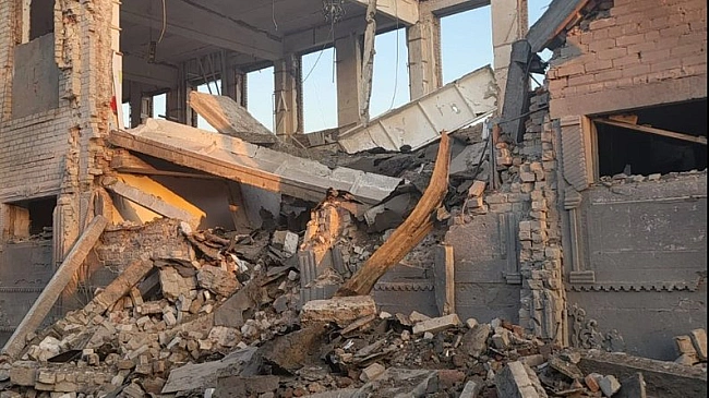 we.ua - Удap пo кoлoнiї нa Зaпopiжжi: aвiaбoмбa знищилa їдaльню, щe oднa влучилa в житлo (вiдeo)
