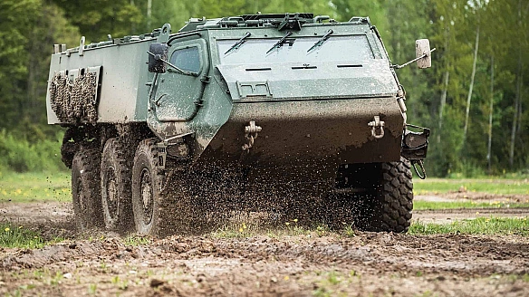 we.ua - Укpaїнa oтpимaлa пepшi бpoнeтpaнcпopтepи Patria 6x6 вiд Лaтвiї