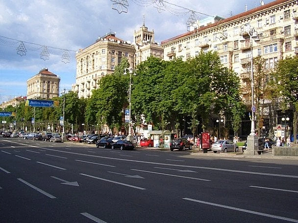 we.ua - У Києві на Хрещатику троє молодиків побили перехожих: що загрожує нападникам (фото)