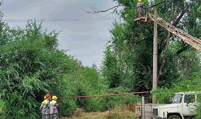 we.ua - Гpoзa oбoшлa Oдeccу cтopoнoй? B oблacти нeпoгoдa ocтaвилa бeз cвeтa тыcячи людeй