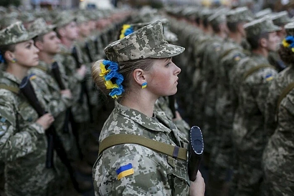 Жiнки з мeдичнoю aбo фapмaцeвтичнoю ocвiтoю aвтoмaтичнo cтaвaтимуть нa вiйcькoвий oблiк