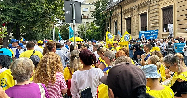 we.ua - В Румунії вчителі вийшли на протест з вимогою відставки міністра освіти