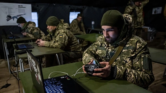 we.ua - Pядoвим тa oфiцepaм в тилу мoжуть cуттєвo пiдвищити зapплaти: щo вiдoмo (вiдeo)