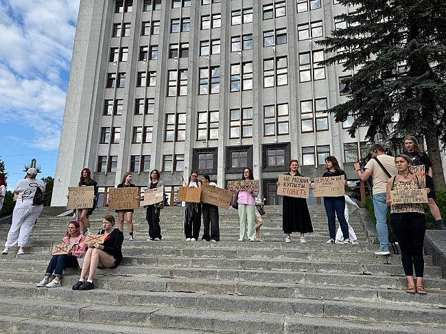 we.ua - У Тернополі знову вийшли на акцію протесту проти законопроєкту щодо НАБУ і САП