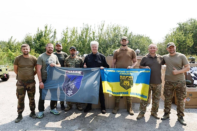 we.ua - Порошенко привіз велику партію дронів та техніки на Харківський напрямок