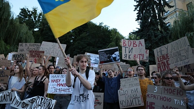 we.ua - У Києві та ще п’яти містах люди вийшли на протест через повноваження НАБУ та САП