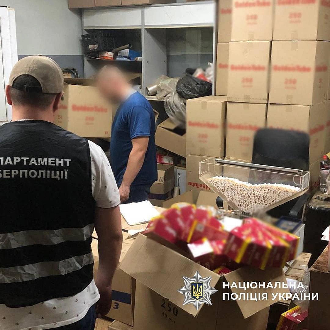 we.ua - На Харківщині двоє місцевих жителів організували нелегальний цех з виробництва цигарок — поліція