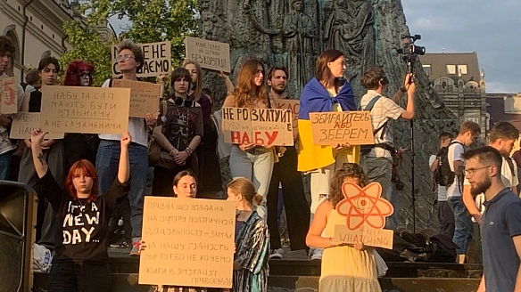 we.ua - У Києві та ще п’яти містах люди вийшли на протест через повноваження НАБУ та САП