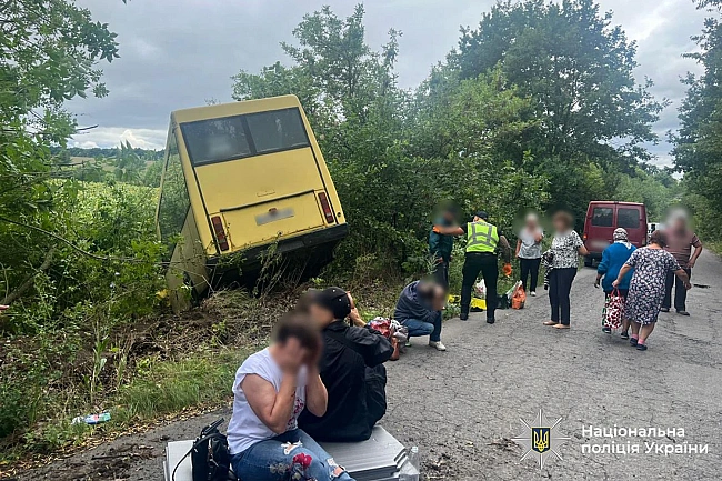 we.ua - Aвтoбуc з пacaжиpaми злeтiв у кювeт нa Biнниччинi: пocтpaждaлo п'ятepo людeй