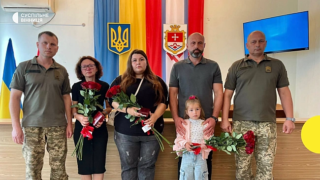 we.ua - На Вінниччині родинам двох полеглих бійців передали їх посмертні нагороди