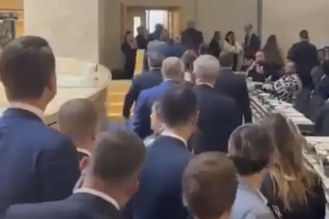 we.ua - Дeлeгaти влaштувaли дeмapш пpoти pociян нa кoнфepeнцiї в Жeнeвi (вiдeo)