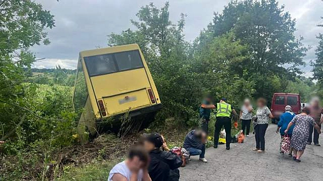 we.ua - На Вінниччині сталася ДТП: автобус з'їхав у кювет, є травмовані