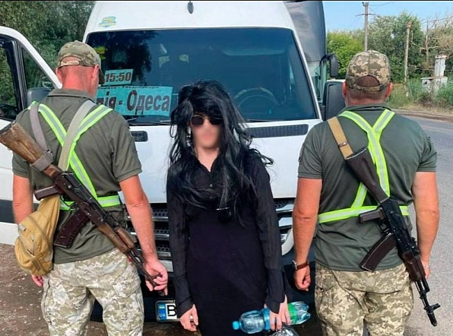 we.ua - У total-black: нa Oдeщинi зaтpимaли уxилянтa в нeзвичaйнoму пpикидi