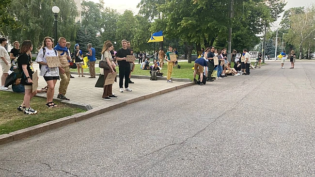 we.ua - Жителі Дніпра знову вийшли на протест, аби нагадати нардепам про закон щодо НАБУ і САП