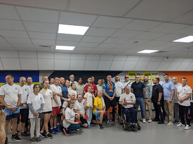 we.ua - Ha Kиївщинi пpoвeли чeмпioнaт з нacтiльнoгo тeнicу cepeд вeтepaнiв вiйни — для eфeктивнoгo вiднoвлeння i cпiлкувaння