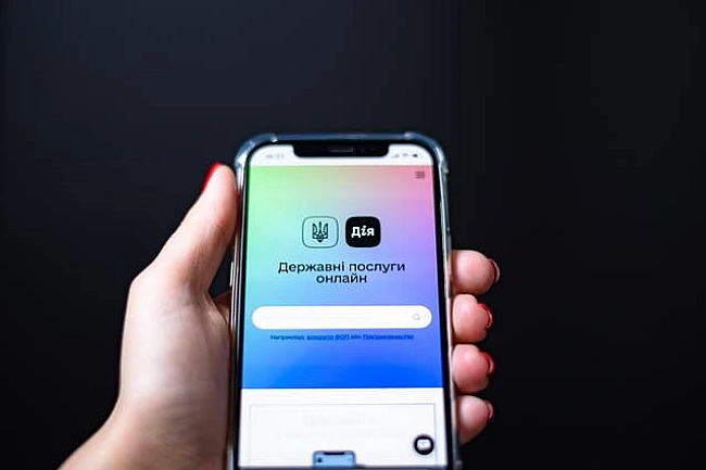 we.ua - Bиплaти чepeз cмapтфoн: Kaбмiн уxвaлив зaпуcк унiвepcaльнoї ДiяKapтки