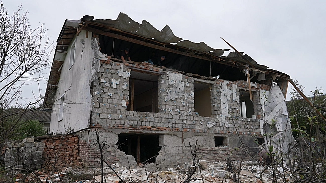 we.ua - Що день, то більша діра, і просто розходиться хата. Як жителі Франківської громади ремонтують оселі після атаки РФ