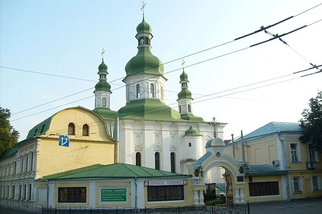 we.ua - Аварійна просадка покриття на Лаврській: рух вулицею частково обмежено