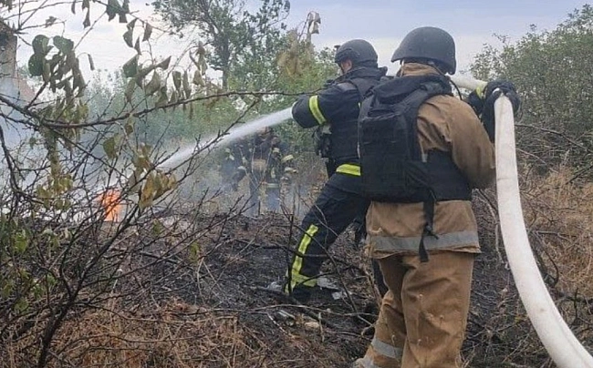 we.ua - Рятувальники під час гасіння пожежі потрапили під обстріл РФ під Запоріжжям ― ДСНС