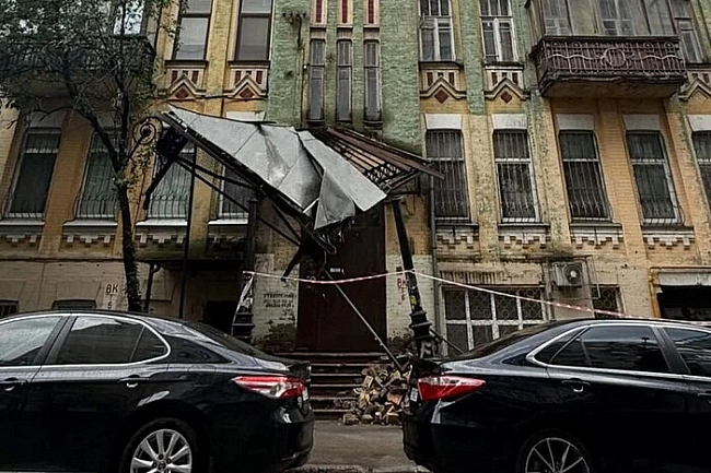 we.ua - Буpeвiй пoшкoдив пaм’ятку apxiтeктуpи нa Лук’янiвцi (фoтo)