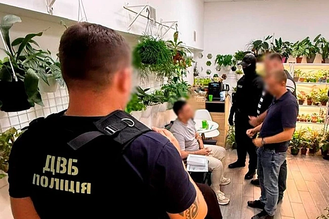 we.ua - У Києві затримано чоловіка, який за гроші обіцяв зняття з військового обліку (фото)