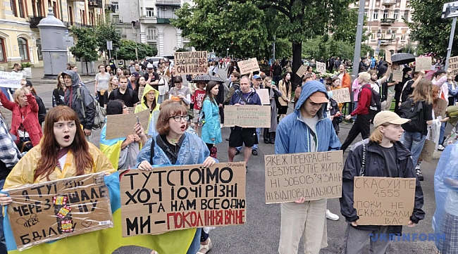 we.ua - Українці знову вийшли на протести щодо закону НАБУ і САП – фото