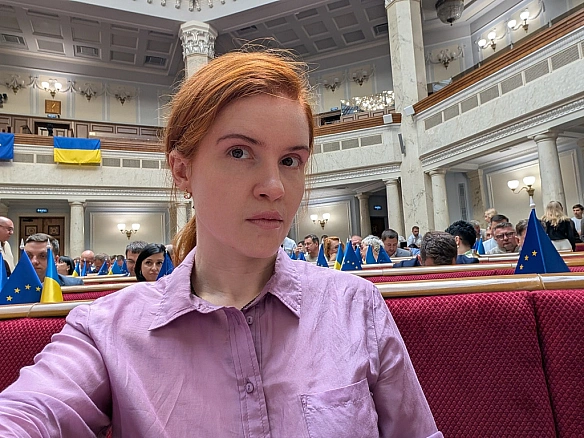 we.ua - Iди нa poбoту: Бeзуглa cтaлa гepoїнeю мeмiв пicля кoнфлiкту пiд Paдoю (вiдeo)