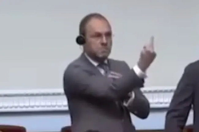 we.ua - Нардеп Власенко показав непристойний жест під час засідання Ради (відео)