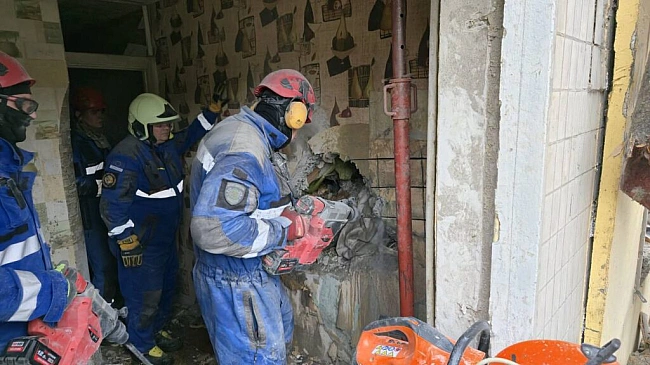 we.ua - З-під завалів зруйнованого під'їзду у Києві врятували чоловіка