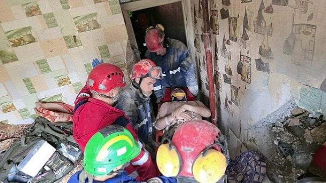 we.ua - В Києві рятувальники витягли з-під завалів живого чоловіка: деталі (фото)