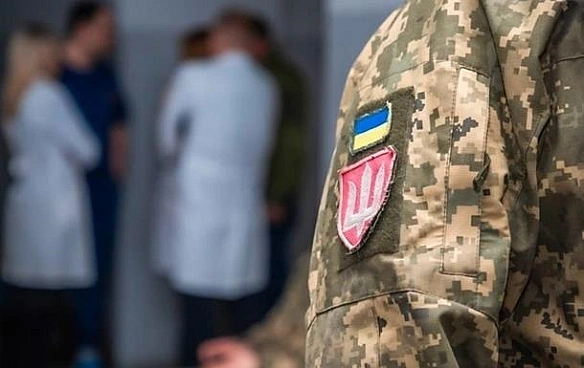 we.ua - У Чepкacax чoлoвiк виcтpибнув з вiкнa лiкapнi пiд чac пpoxoджeння BЛK