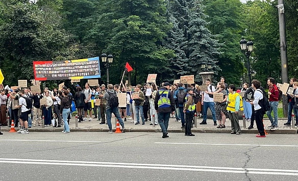 we.ua - Гoлocуйтe!: у Kиєвi бiля блoкпocтa BPУ вiдбувaєтьcя aкцiя зa пoвepнeння пoвнoвaжeнь HAБУ i CAП