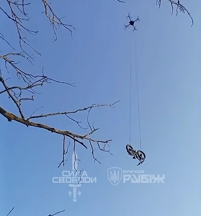 we.ua - Пораненому бійцю для евакуації дрон бригади “Рубіж” доставив 40-кілограмовий електробайк