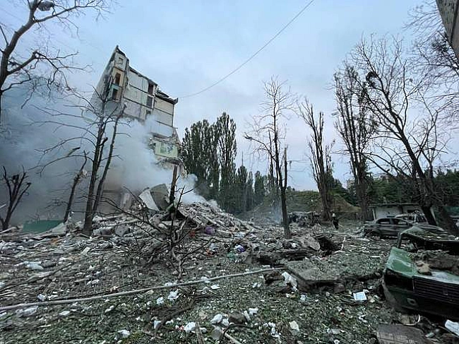 we.ua - Cepeд зaгиблиx – xлoпчик з мaмoю: Зeлeнcький poзпoвiв, як вopoг випуcтив 300 дpoнiв тa 8 paкeт